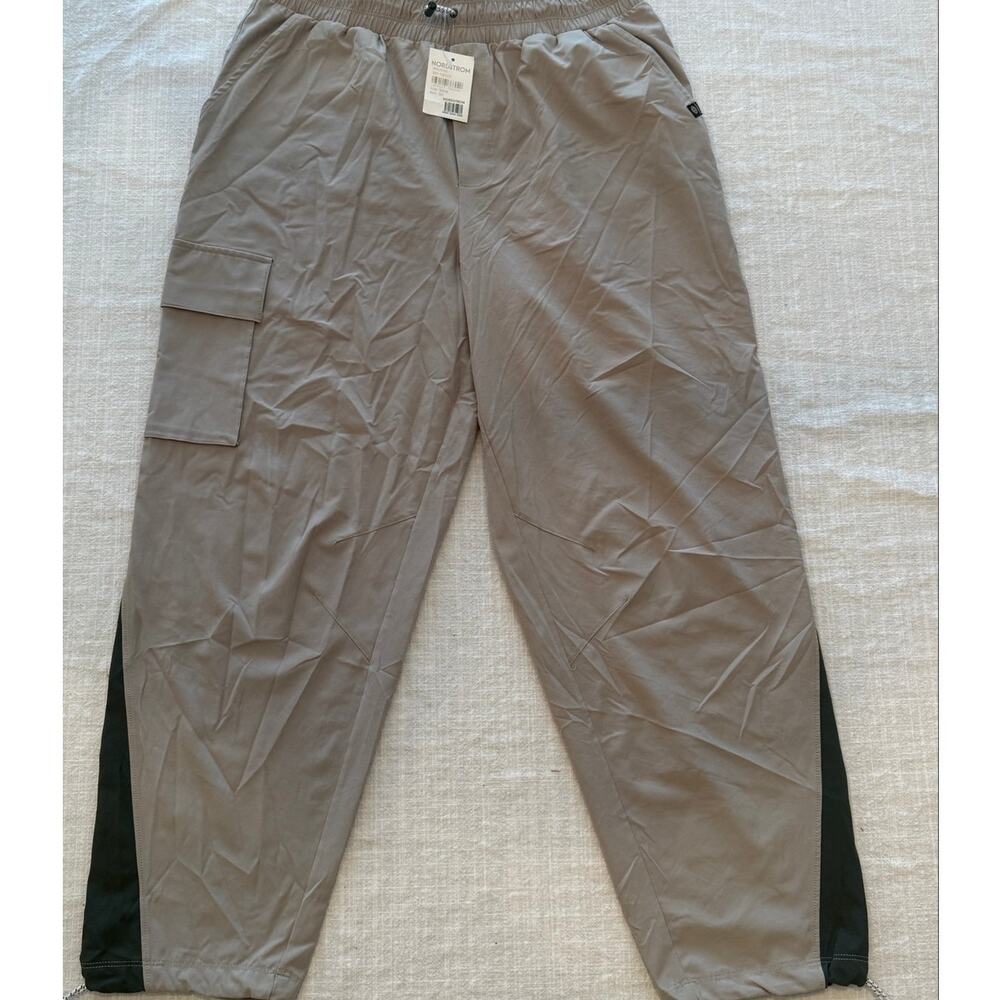 Zella NWT | athletic leisure cargo pants grey with contrast black  | size medium